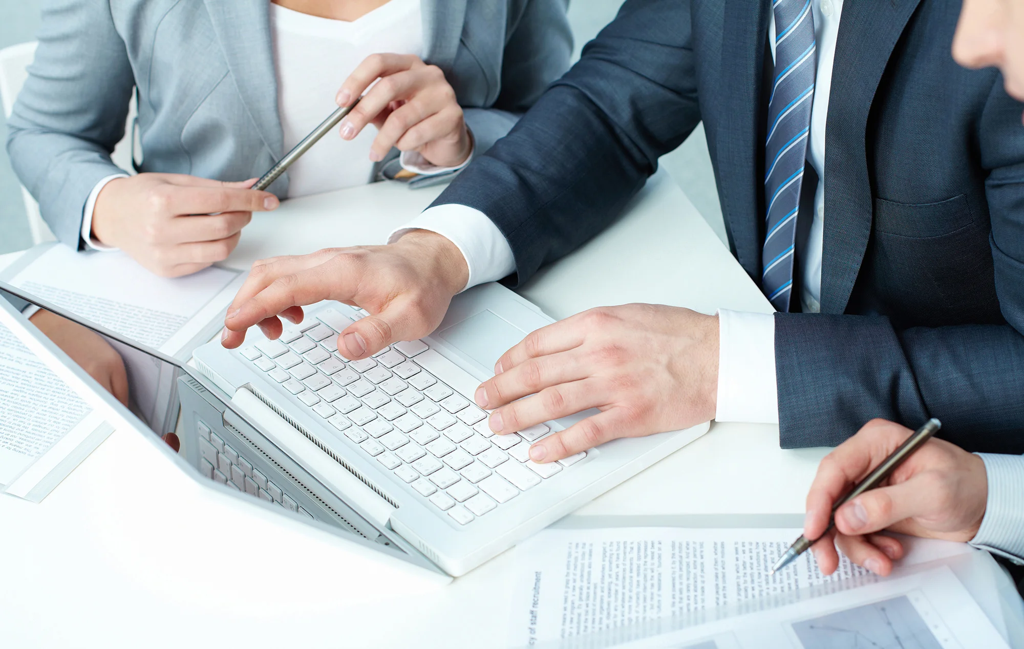Equipo de trabajo revisando documentos
