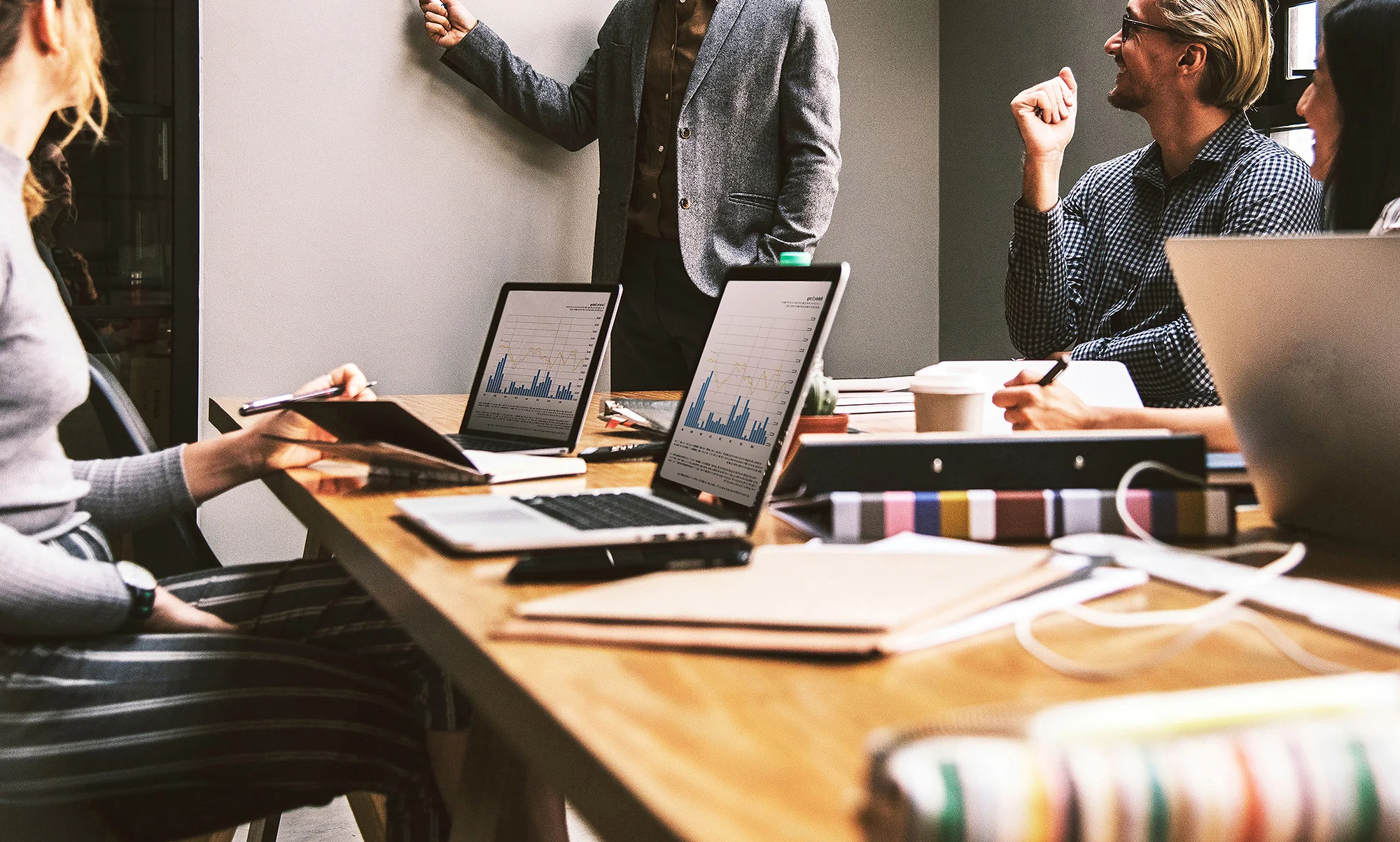 Equipo de trabajo en sala de juntas