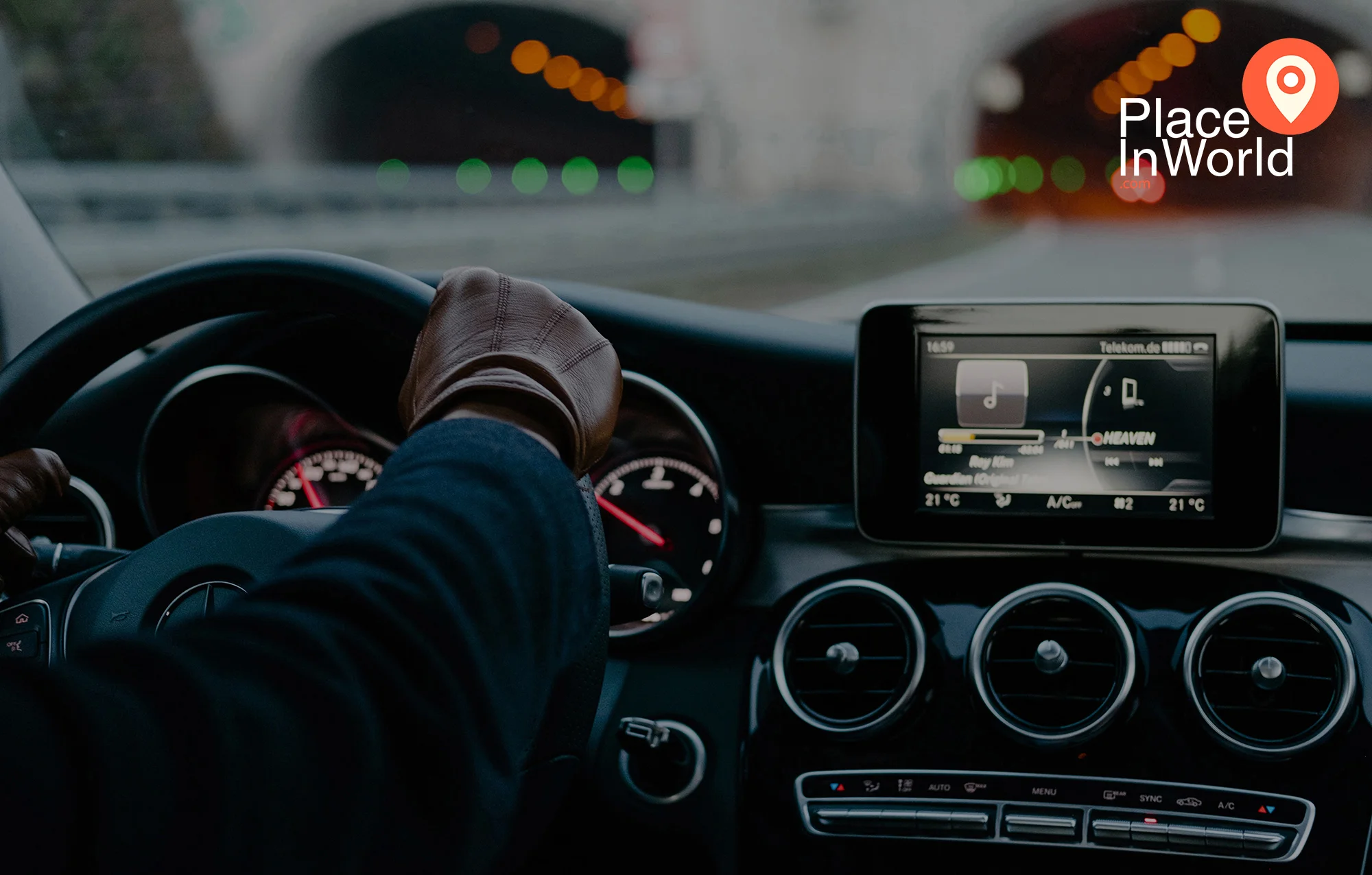 Tablero de auto con app de rastreo GPS