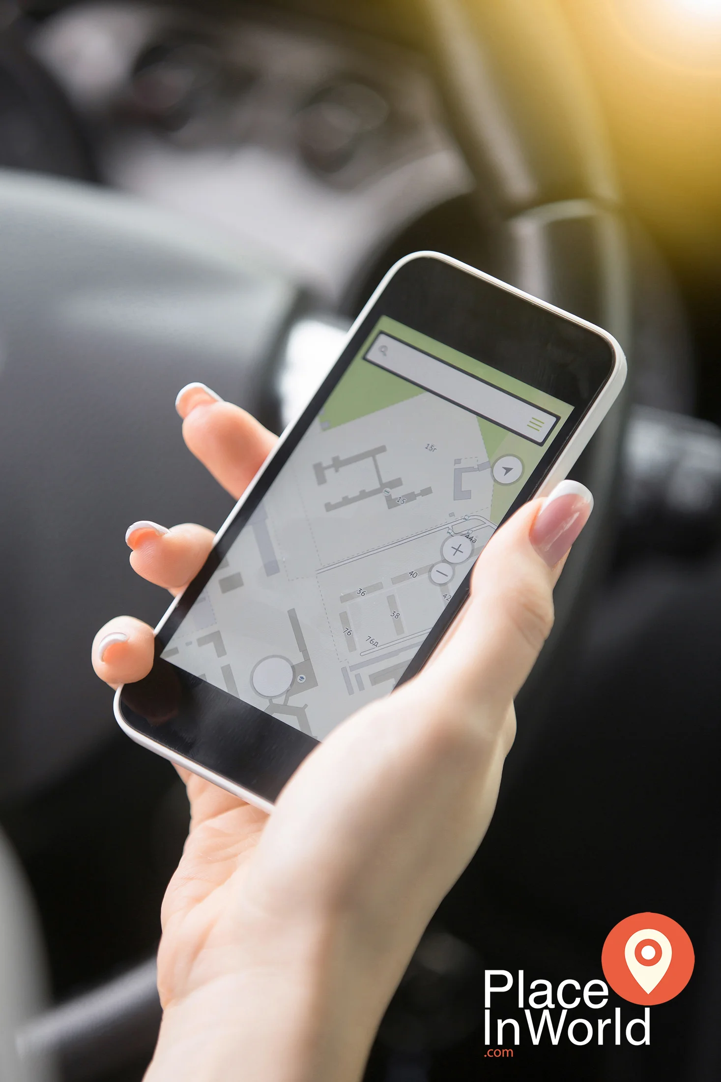 Persona sosteniendo celular con app de mapa GPS
