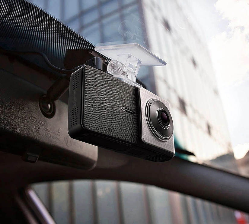 Dash cam instalada en parabrisas